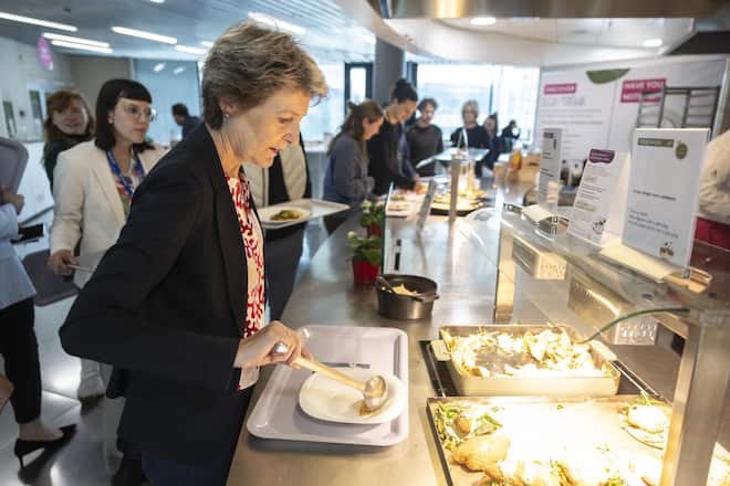 Anstehen wie alle anderen auch: In der Mensa in Genf gibts für die ehemalige Magistratin Salat und Poulet.