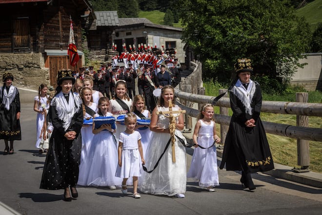 <p>Trachtenfrauen und Mädchen ganz in Weiss: Die Prozession ist Sinnbild für das gemeinsame Vorwärtsschreiten.</p>