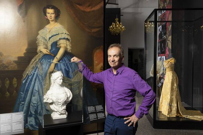 <p>Fasziniert von Sisi: Michael van Orsouw vor einer Büste und dem verschollen geglaubten Gemälde der legendären Kaiserin.</p>