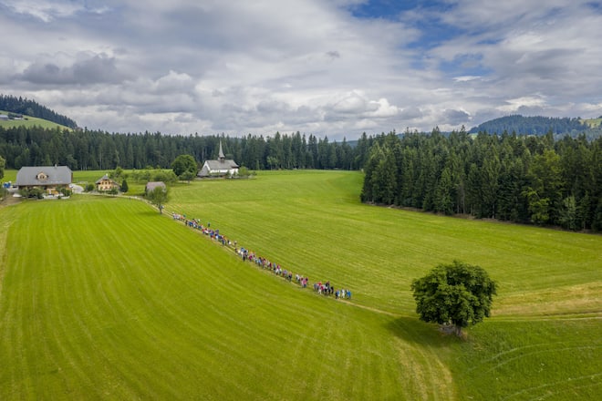 <p>Ein Bild wie gemalt. Rund 170 Wanderinnen und Wanderer machen sich von Röthenbach BE bei angenehmen 20 Grad auf den Weg.</p>