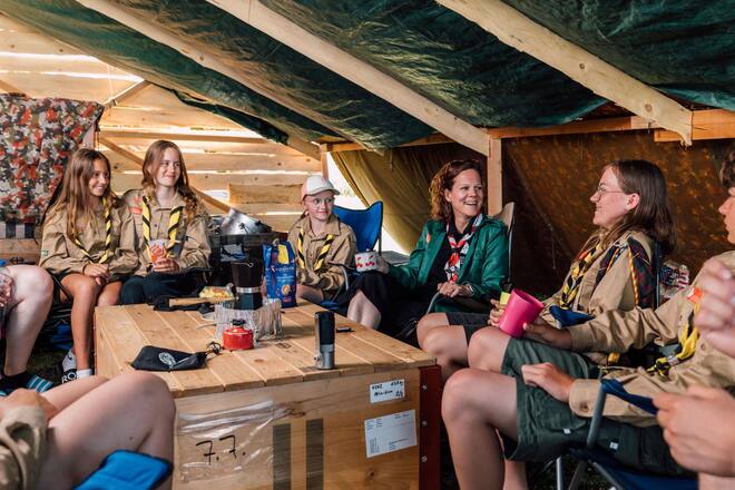 <p>Vertraute Runde: Christina «Baixa» Egli besucht ihre Tochter Selina «Shila» (r.) im Sommerlager. Auch ihr Mann ist Pfadimitglied.</p>