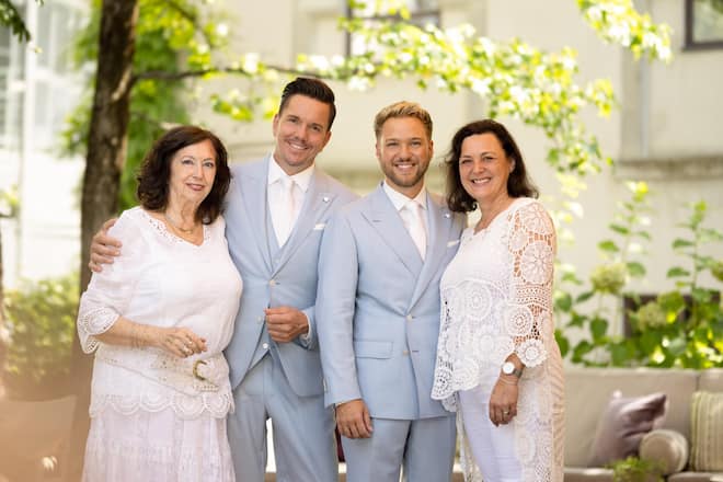 <p>Es bleibt in der Familie: Die Trauzeuginnen von Sven und Michael Epiney sind ihre Mütter, Juliana (l.) und Manuela.</p>