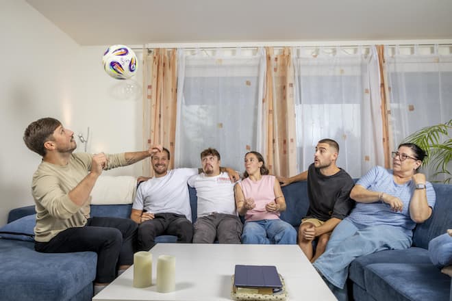 <p>Hey, Achtung: «Alles ist schon kaputtgegangen», sagt Mama Evelyne (r.). Die Geschwister Reuteler: Joël, Julien, Thierry, Géraldine und Maurice (v. l.).</p>