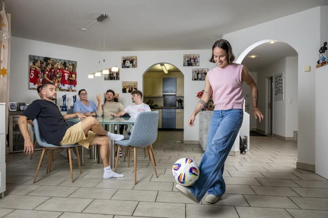 <p>Jonglieren im Wohnzimmer: bei Familie Reuteler völlig normal.</p>