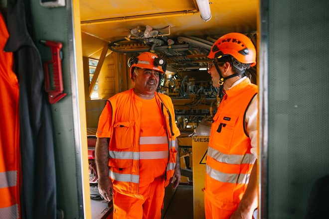 <p>Brunner mit Antonio Cides. Dieser ist gerade aus den Ferien in Portugal zurück. Andreas Brunner legt 20 000 Kilometer pro Jahr mit dem Zug zurück.</p>