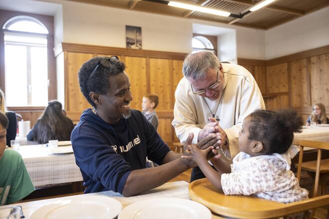 <p>Vor dem Zmittag wird gesungen. Gäste aus aller Welt kommen auf den Simplon.</p>