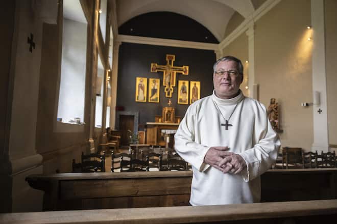 <p>Daniel Salzgeber ist ein Augustiner-Chorherr. Der Begriff kommt vom gemeinsamen Beten zu bestimmen Tageszeiten, dem Chorgebet.</p>