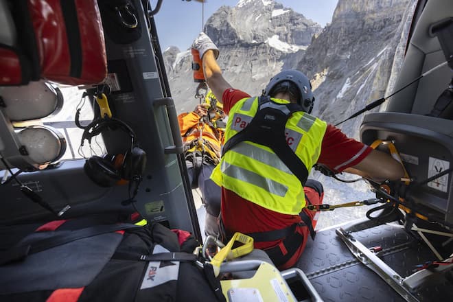 <p>Hier zählt jeder Millimeter: Bergretter Franz Baumgartner seilt sich 90 Meter zum verletzten Kletterer ab – nur fünf Meter von der Schieferwand entfernt.</p>