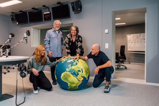 <p>Die Stimmen hinter der ältesten politischen Hintergrundsendung im deutschsprachigen Raum: Brigitte Kramer, Iwan Lieberherr, Christina Scheidegger und Matthias Kündig (v. l.) im SRF-Studio Bern.</p>