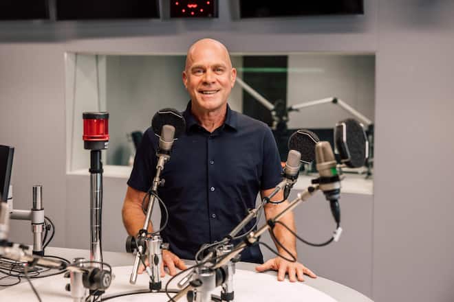 <p>Matthias Kündig hat Geschichte und Kommunikation studiert. Er spricht unter anderem Arabisch und berichtete vom Arabischen Frühling aus Ägypten.</p>