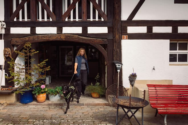 <p>Auf zum Spaziergang! «Es braucht viel Zeit und Arbeit, bis Hunde, die Schlimmes erlebt haben, alltagstauglich werden. Aber jede Minute lohnt sich.»</p>