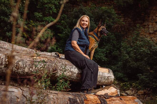 <p>Die Tierschützerin Susy Utzinger mit Hündin Zorga.</p>