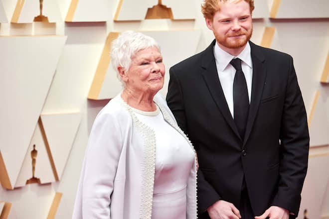 <p>Judi Dench in Begleitung ihres Enkels Sam Williams an den Oscars 2022.</p>