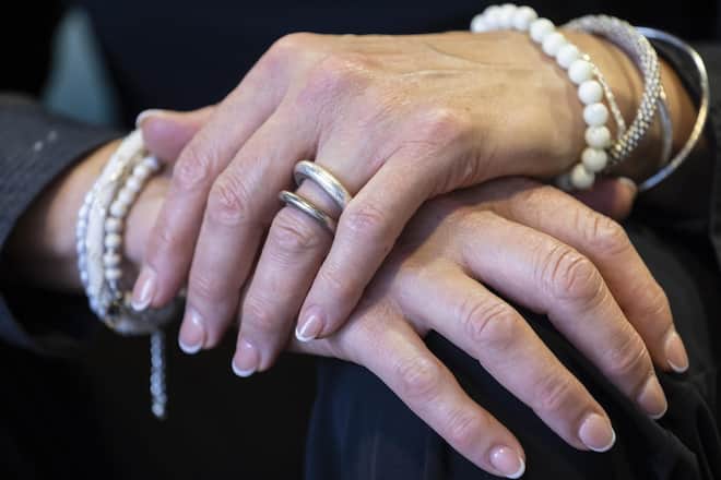 <p>Der Ehering und der Verlobungsring ihres Mannes symbolisieren die Verbundenheit. «Mein Mann hat mich zu jeder Chemotherapie begleitet.»</p>