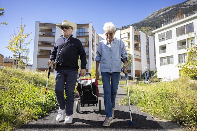 <p>Trotz Einschränkungen viel unterwegs: Art mit selbst gebasteltem Blindenstock wegen seiner Sehbeeinträchtigung, Gerlinde mit Krücke nach ihrer Knie-OP.</p>
