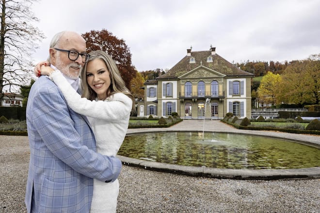 <p>Das Paar vor seinem Schloss in Gümligen: Seit neun Jahren sind Katja und Willy Michel verheiratet.</p>