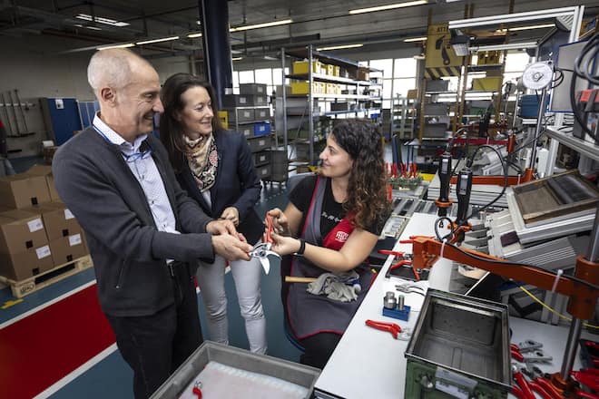 <p>Das Klima ist familiär, die Besitzer sind immer in der Fabrik präsent. Trotz unterstützenden Technologien werden viele Arbeitsschritte manuell ausgeführt.</p>