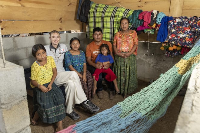 <p>Von links: Christin Marisol, Mildred, Carlos und Sandy sowie Everilda zeigen Manuela (2. v. l.) ihr Schlafzimmer.</p>