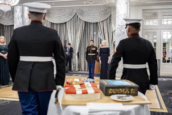 <p>Der Marine Corps Ball im Hotel Schweizerhof ist von einem strengen Zeremoniell geprägt. Auch die US-Botschafterin steht stramm.</p>