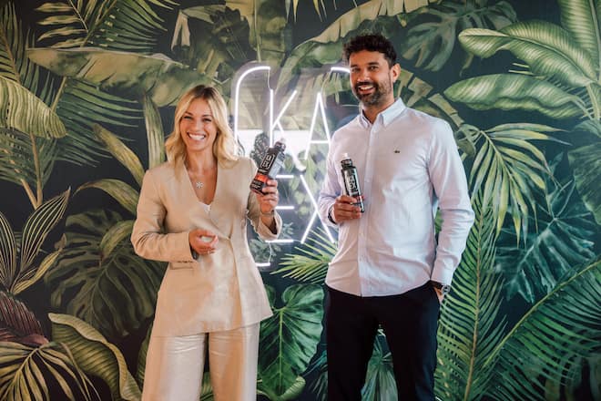 <p>Skistar als Investorin: Im Sommer stieg sie bei der Firma Ka-Ex ein, hier mit Gründer Pedro Schmidt.</p>