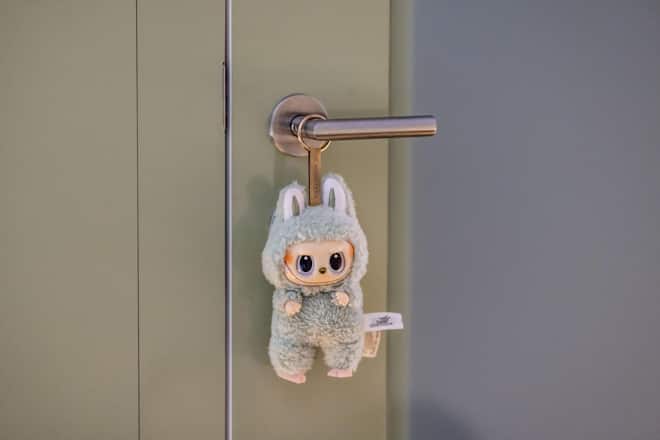 <p>Baumelt an der Badezimmertüre: ein Labubu. Sohn Ruben stellte ein Foto davon in seinen Klassenchat – und lieferte so seinen Vater dem Spott aus.</p>