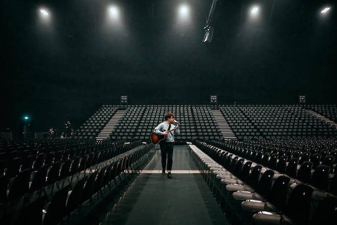 <p>Noah Veraguth steht beim Soundcheck in einem noch leeren Raum. An zwei Abenden füllen sie die Berner Festhalle.</p>