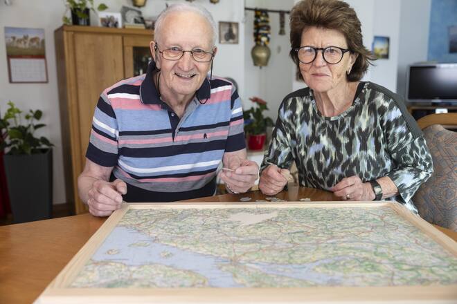 <p>Mit seiner Partnerin Margrit, 71, daheim in der Stube am Puzzeln. Das Puzzle zeigt den Kanton Thurgau – und stammt selbstverständlich aus seiner Werkstatt.</p>