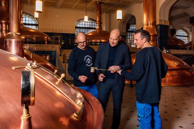 <p>Die zwölf riesigen Kupfer-Sudpfannen der Braumeister Matthias Döppmann (l.) und Maik Ittensohn (r.) sind ein Highlight der Brauerei.</p>