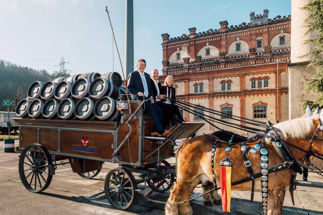 <p>Bundesrat Albert Rösti mit Amstutz und dessen Gattin Barbara auf dem Sechsspänner: «Mit einem Zweispänner würde ich eine Fahrt wagen», witzelt Rösti an der 150-Jahre-Feier in Rheinfelden.</p>