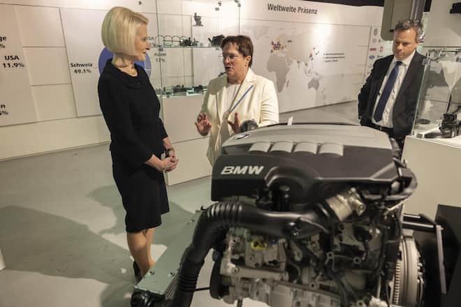 <p>In der Ausstellung. Martullo: «Jeder benutzt täglich Gegenstände mit unseren Spezialkunststoffen. Sie kommen in vielen Autobestandteilen vor.» Rechts Gingrichs Stellvertreter Brad Bell.</p>