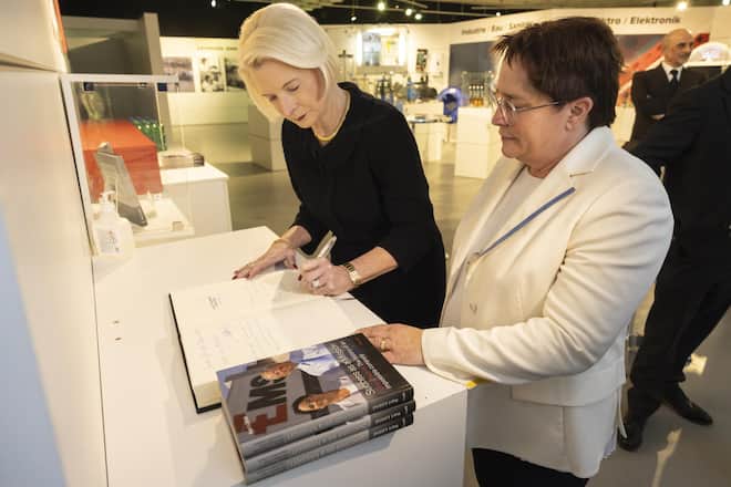 <p>«Ihre vielfältige Produktion ist wirklich beeindruckend», schreibt die Botschafterin ins Gästebuch. Als Geschenk gibts ein Buch mit der Firmengeschichte, auf Englisch.</p>