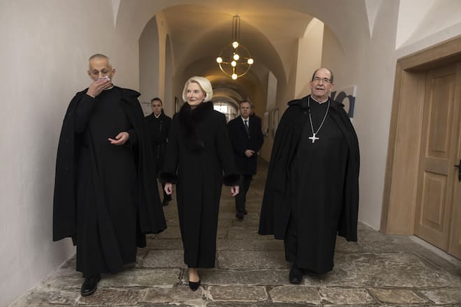 <p>Ton in Ton. Gingrich, begleitet von Vigeli Monn, Abt des Benediktinerklosters Disentis (r.), und Pater Ioannes Chandon Chattopadhyay.</p>