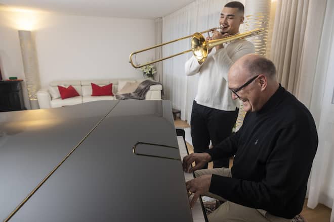 <p>Musikalisches Duo. Auch Pfister spielt Posaune – zuletzt mit seiner Guggengruppe Snäfuu an der Fasnacht. «Zum Klavierüben fehlt die Zeit.»</p>