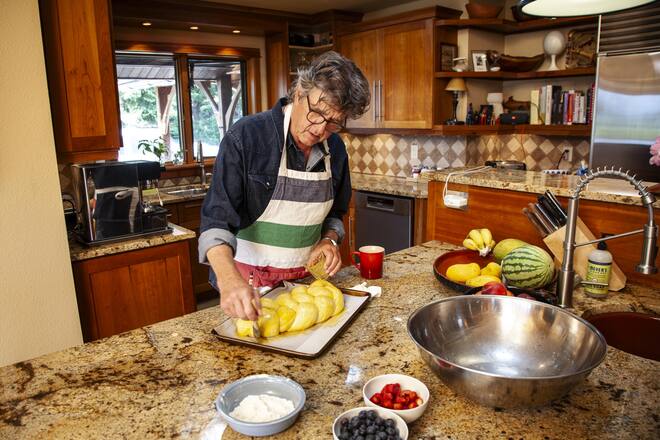 <p>Das Züpfebacken hat der Berner von seiner Grossmutter gelernt – eine Tradition, die das Herz seiner Partnerin eroberte.</p>