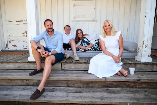 Geborgen: Mette-Marit mit den Kindern Sverre Magnus und Ingrid Alexandra sowie Ehemann Haakon. Über ihn sagt sie: «Er verstand mich. Er hielt mich fest.»