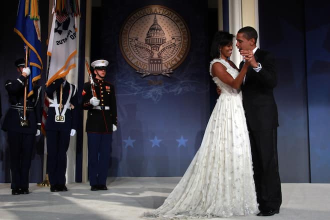<p>2008 bittet Barack Obama seine First Lady zum ersten Tanz – im blüten-weissen Kleid.</p>