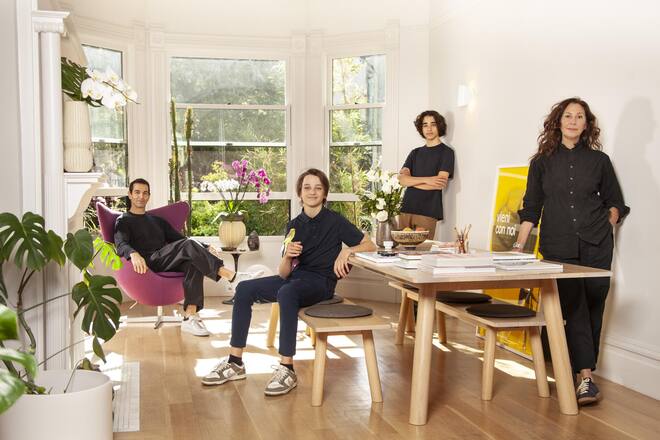 <p>Kein TV, kaum Social Media: Renée und Claude Zellweger sowie ihre Zwillinge Robin (l.) und Elio sind zu Hause «low-tech» unterwegs.</p>