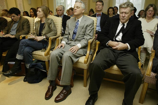 <p>Treuer Anhänger: Filmregisseur David Lynch (r.) 2003 während einer Meditation im US-Bundesstaat Maryland.</p>