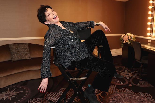 <p>Lasziv auf einem Stuhl wie einst im Film «Cabaret»: Liza Minnelli eröffnet am 9. Oktober 2024 in Beverly Hills die Gala of the Stars und ist zu Spässen aufgelegt.</p>