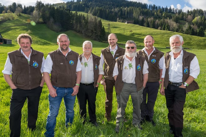 <p>Die Wetterpropheten am 25. April 2025 in Rothenthurm SZ, von links: Karl Laimbacher, «Tobel-Kari», Roman Ulrich, «Jöri», Alois Holdener, «Tannzapfen» ist mittlerweile zurückgetreten, Silvan Betschart, «Herrenbödler», Karl Hediger, «Naturmensch», Martin Gisler, «Tannäbart» (neu) und Martin Holdener, «Musers».</p>
