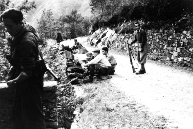 <p>Die Kämpfer: Partisanen im Cannobinatal nahe der Grenze zur Schweiz. Nur wenige Tage nach dieser Auf-nahme flohen sie nach Spruga TI.</p>