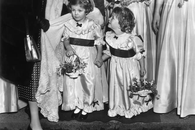 Wacher Blick als kleine Brautjungfer: Camilla als Vierjährige an einer Hochzeit. Königin wurde sie erst mit 75.