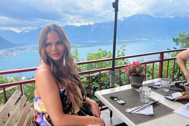Im Sommer 2023 beehrte Chrissy Teigen mit John Legend und ihrer Familie Genf mit ihrer Anwesenheit.
