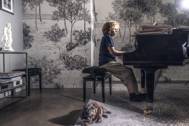 <p>Zu Hause in Genf an seinem Flügel: Lucas spielt jede freie Minute. «Ich übe, bis jeder Akkord perfekt tönt.» Immer in seiner Nähe: sein siebenjähriger Mops Ophelia.</p>