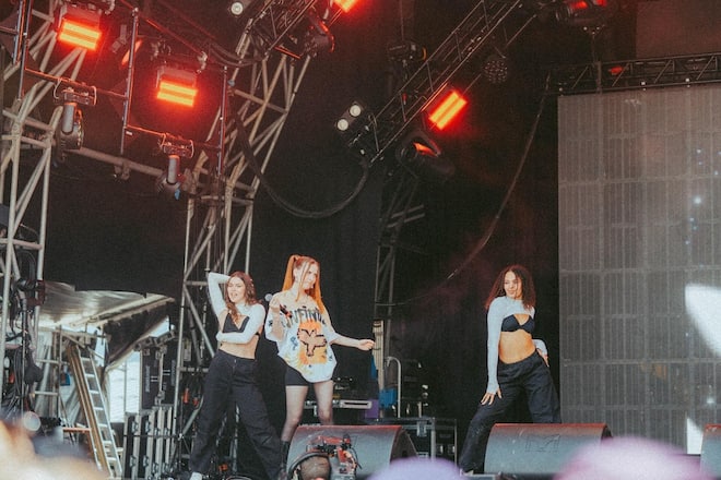 Auf der Bühne: Gigi heizt ordentlich ein – wie hier 2024 am Open Air Lumnezia, einem der grössten Bündner Festivals.