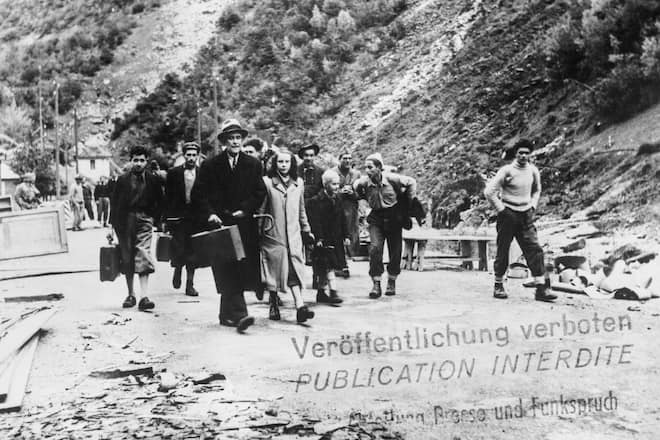 <p>Die Flüchtlinge: Emigranten aus dem Ossolagebiet beim Grenzübertritt in Gondo VS.</p>