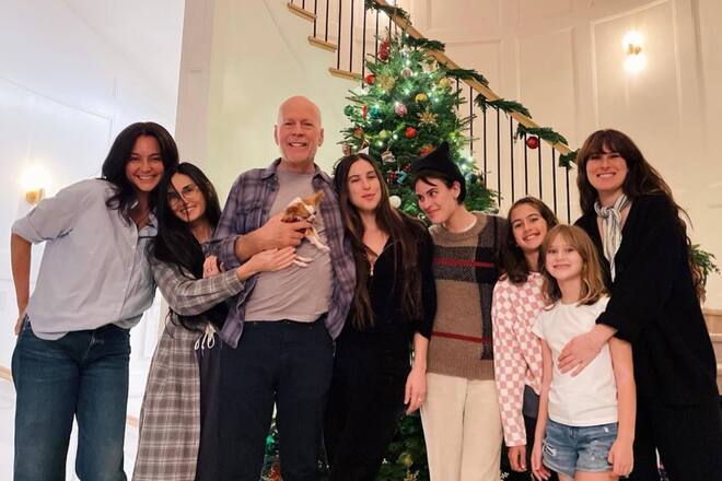 <p>So liebt ihn seine Patchworkfamilie: Bruce Willis mit Ehefrau Emma, Ex-Frau Demi Moore und den Töchtern Tallulah Belle, Scout LaRue, Mabel Ray, Evelyn Penn sowie Rumer Glenn (v. l.).</p>