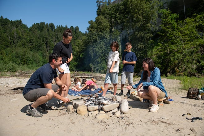 Matthias Aebischer und Tiana Angelina Moser, SP-Nationalrat und Fraktionschefin GLP mit ihrer gemeinsamen Tochter Lotta. 3 Buben von Tiana Moritz (mit Brille), Otto (kurze Haare) und Teo (längere Haare) zusammen unterwegs im Bundeshaus, in Zürich und an der Sense in Bern