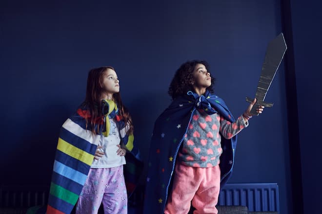 Mädchen spielen Piratin