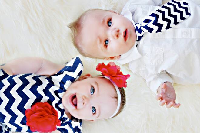 Babymädchen und Babyjunge